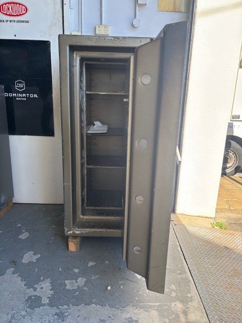 Used Safe On Sale! Chubb Safes Sunshine Coast / Dual 4 Wheel Combination / Fire Rated / Heavy - Image 3