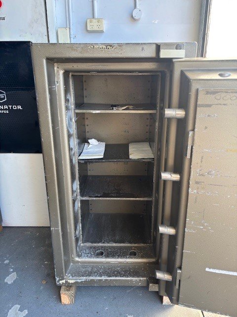 Used Safe On Sale! Chubb Safes Sunshine Coast / Dual 4 Wheel Combination / Fire Rated / Heavy - Image 2