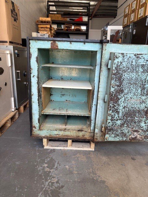Antique Safe Used Safes Sunshine Coast / Vintage / Antique Safe / 30 Mins Fire Rated / Home or Business Safe ( SOLD) - Image 2