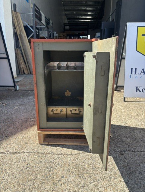 A An Antique Phillip & Son Safe Used Safes Sunshine Coast / Vintage / Antique Safe / 30 Mins Fire Rated / Home or Business Safe (ON SALE) - Image 3